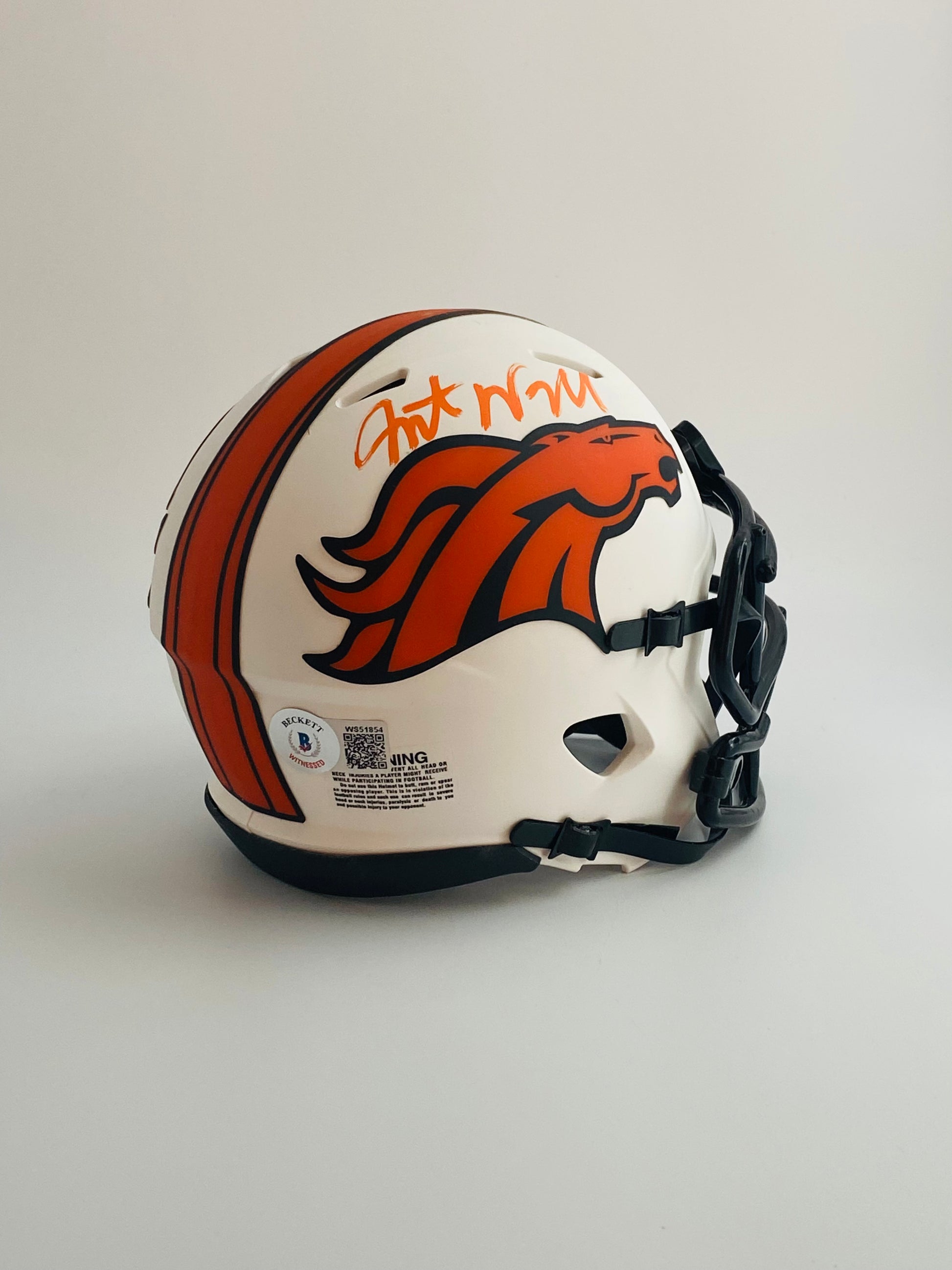 Javonte Williams Autographed Denver Broncos Speed Mini Helmet-Beckett – The  Jersey Source